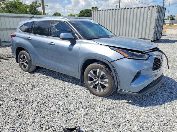 2021 TOYOTA HIGHLANDER XLE Nav