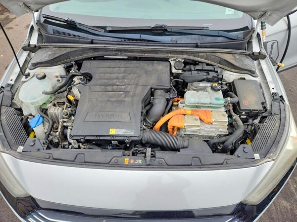 2018 HYUNDAI IONIQ Limited w/Ultimate (HEV) — Engine bay