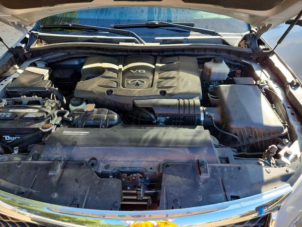 2017 INFINITI QX80 — Engine bay