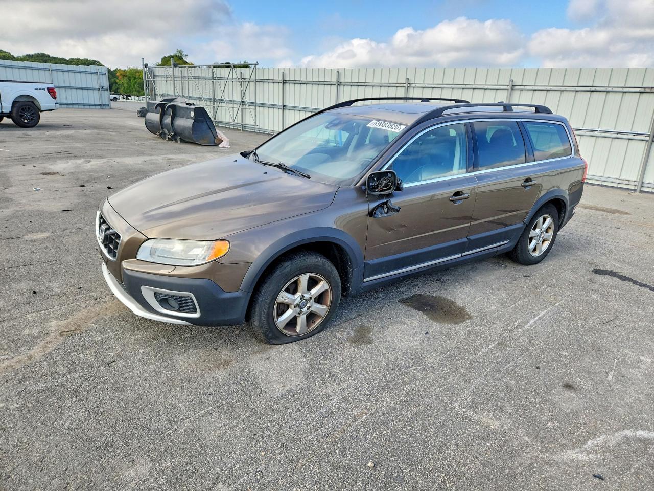 2012 VOLVO XC70 — Front 3/4