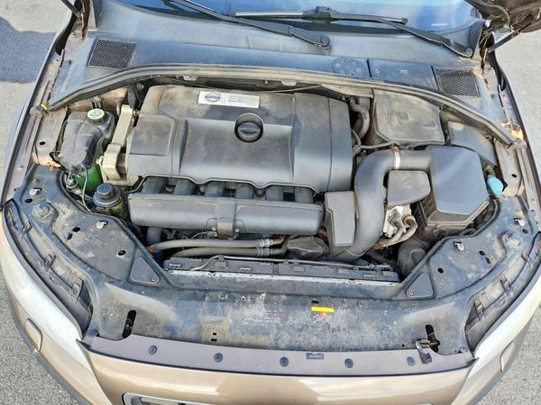 2012 VOLVO XC70 — Engine bay