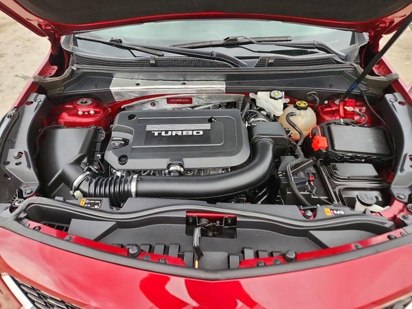 2019 CADILLAC XT4 — Engine bay
