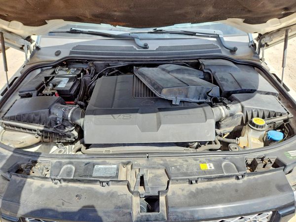 2013 LAND ROVER RANGEROVER HSE LUX — Engine bay