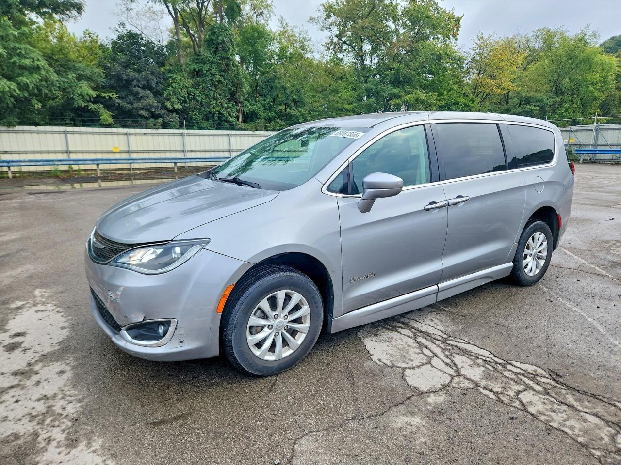 2018 CHRYSLER PACIFICA — Front 3/4