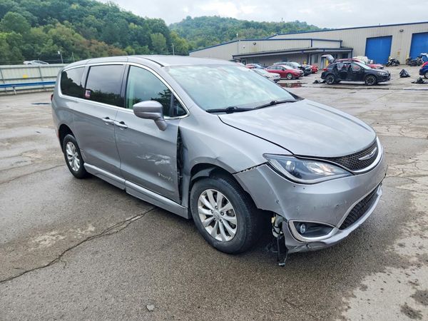 2018 CHRYSLER PACIFICA — Passenger 3/4