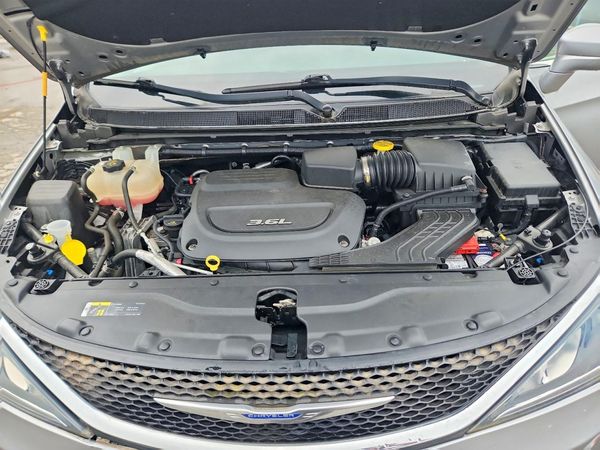 2018 CHRYSLER PACIFICA — Engine bay