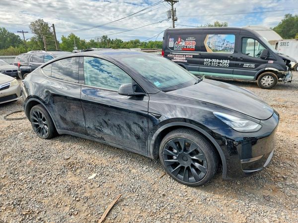 2022 TESLA MODEL Y — Passenger 3/4