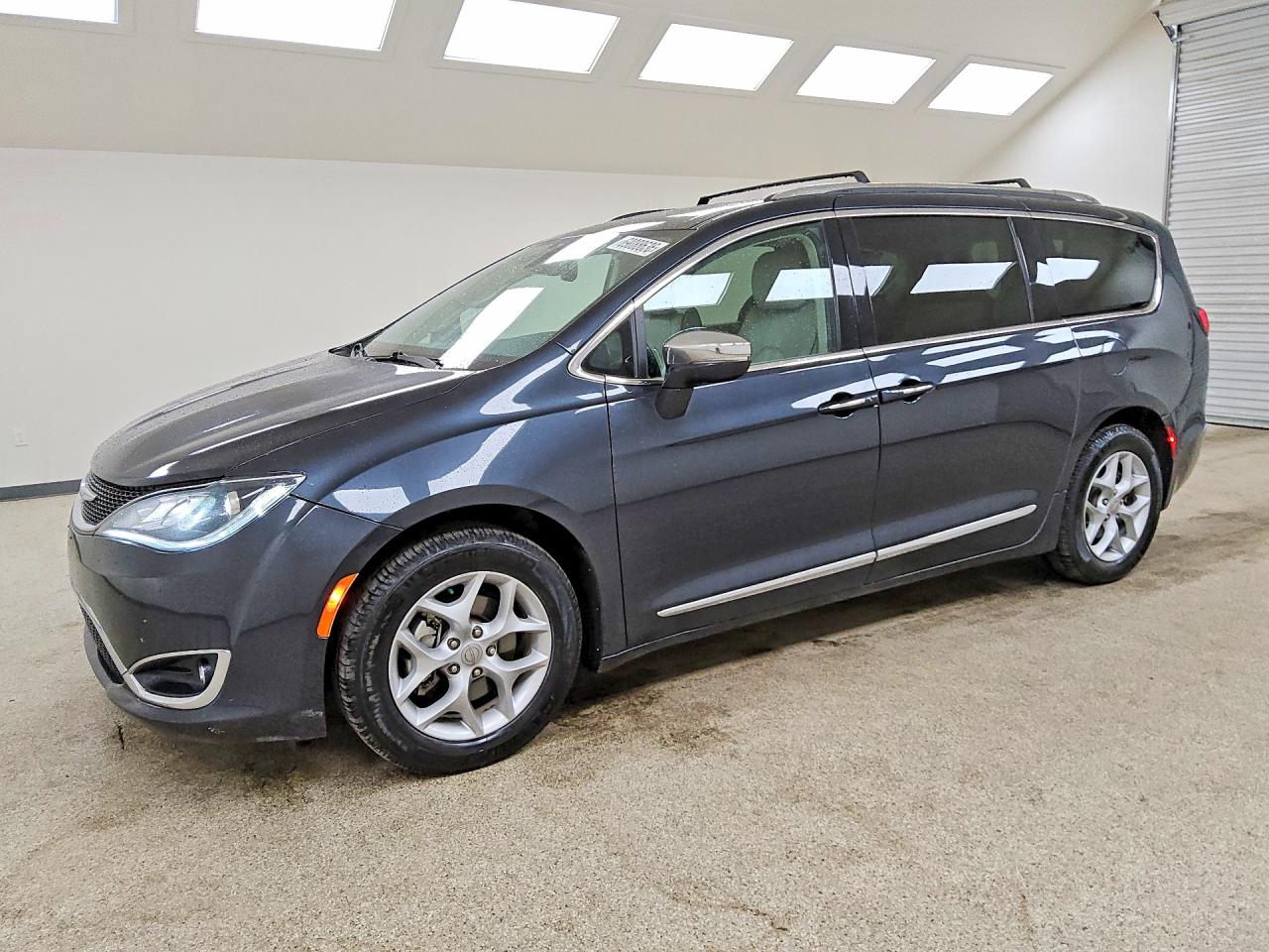 2020 CHRYSLER PACIFICA — Front 3/4