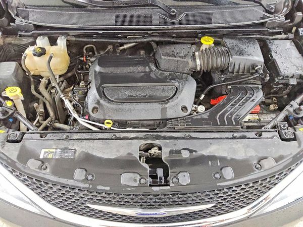 2020 CHRYSLER PACIFICA — Engine bay