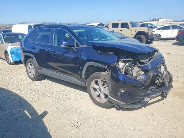2019 TOYOTA RAV4 XLE / XLE Premium 4WD — Passenger 3/4