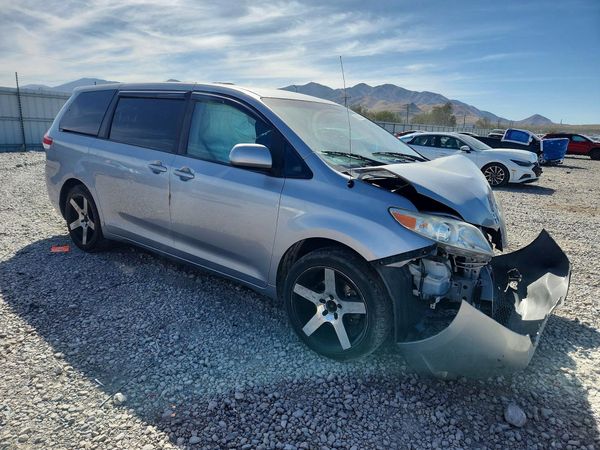 2012 TOYOTA SIENNA — Passenger 3/4