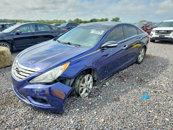 2013 HYUNDAI SONATA — Front 3/4