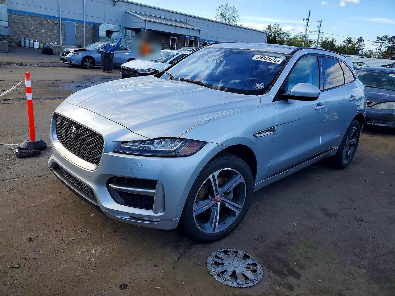 2017 JAGUAR F-PACE R-Sport — Front 3/4