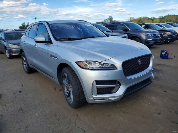 2017 JAGUAR F-PACE R-Sport — Passenger 3/4
