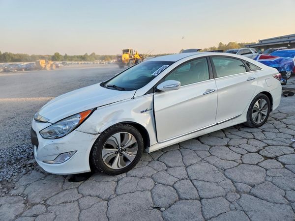 2013 HYUNDAI SONATA — Front 3/4