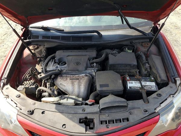 2014 TOYOTA CAMRY — Engine bay