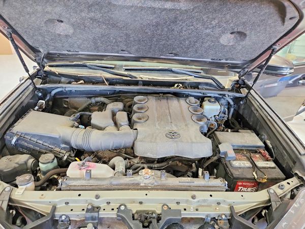 2019 TOYOTA 4RUNNER — Engine bay