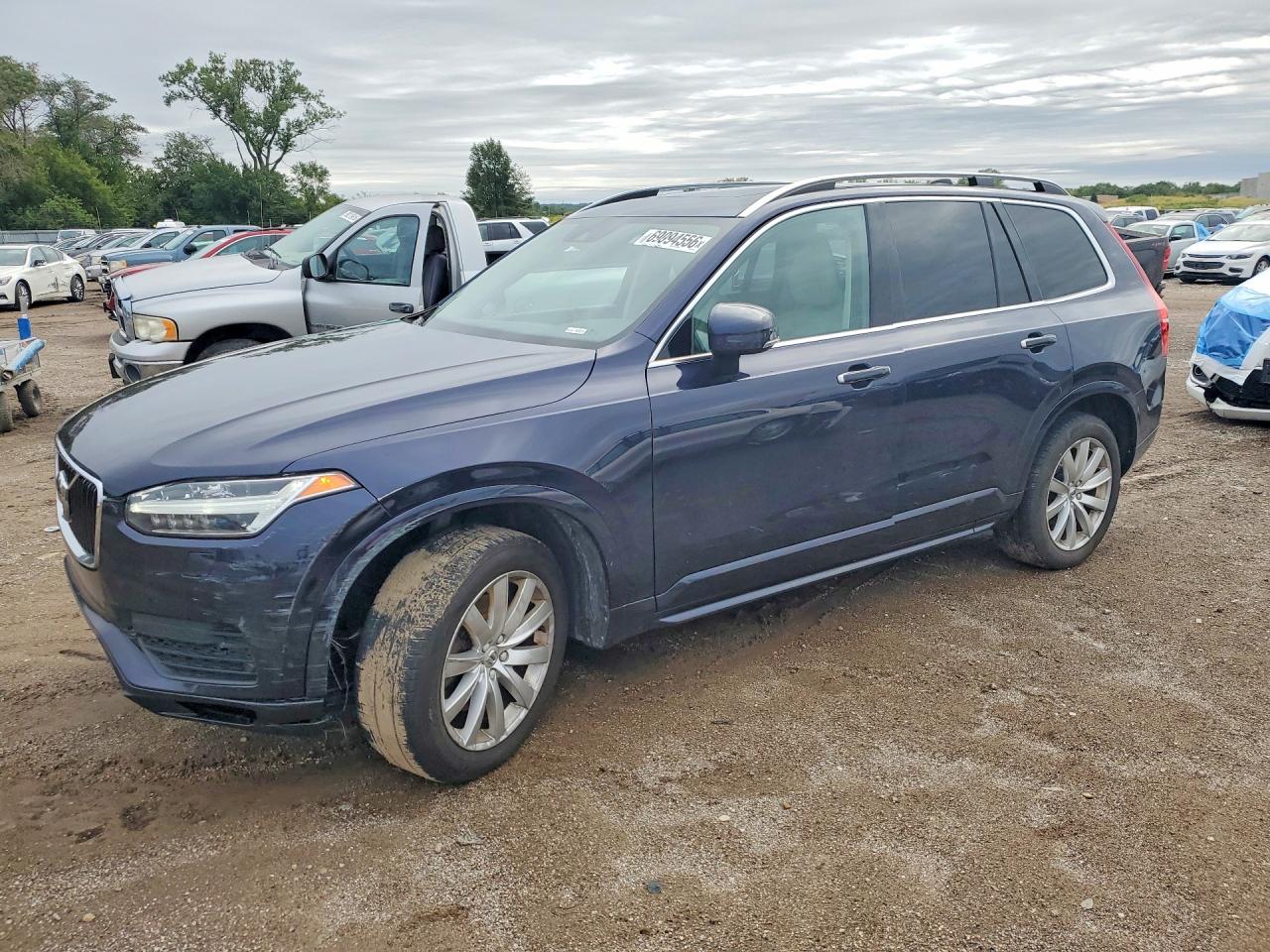 2016 VOLVO XC90 SV42 Momentum — Front 3/4