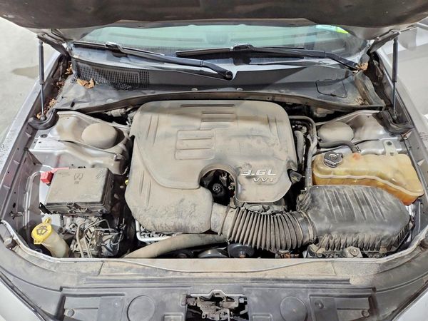 2014 CHRYSLER 300 — Engine bay