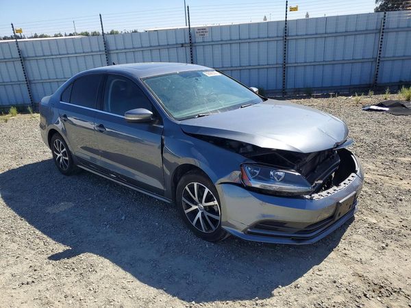 2018 VOLKSWAGEN JETTA SE, Wolfsburg — Passenger 3/4