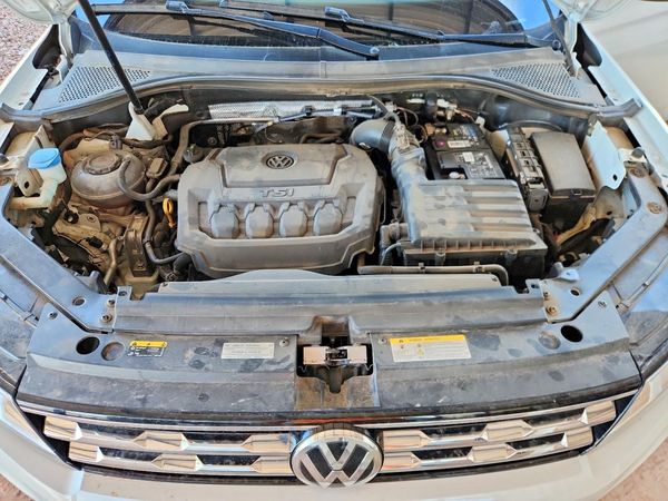 2021 VOLKSWAGEN TIGUAN SE, SE R-Line Black, SEL — Engine bay