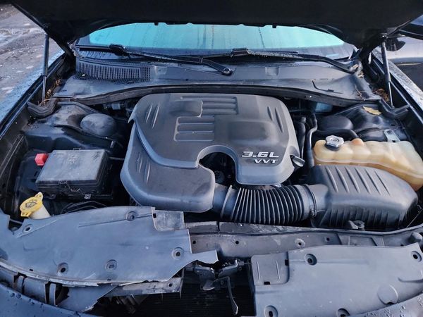 2018 DODGE CHARGER SXT Plus — Engine bay
