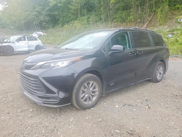 2021 TOYOTA SIENNA — Front 3/4
