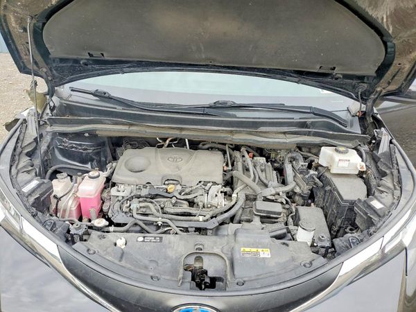 2021 TOYOTA SIENNA — Engine bay