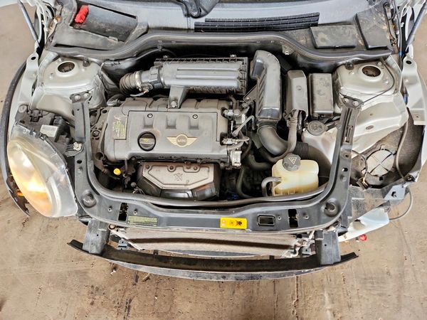 2013 MINI COOPER — Engine bay