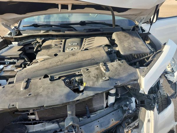2022 INFINITI QX80 — Engine bay