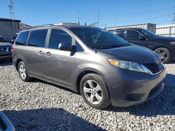 2012 TOYOTA SIENNA — Passenger 3/4