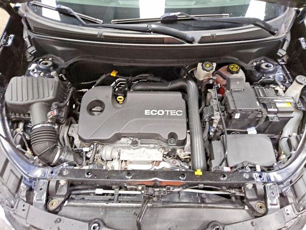 2021 CHEVROLET EQUINOX LT (1LT) — Engine bay