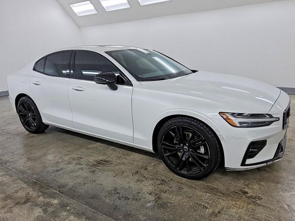 2024 VOLVO S60 Plus Black Edition — Passenger 3/4