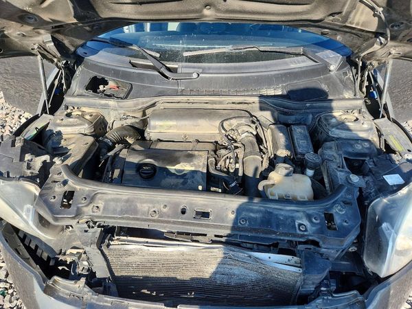 2013 MINI COOPER — Engine bay
