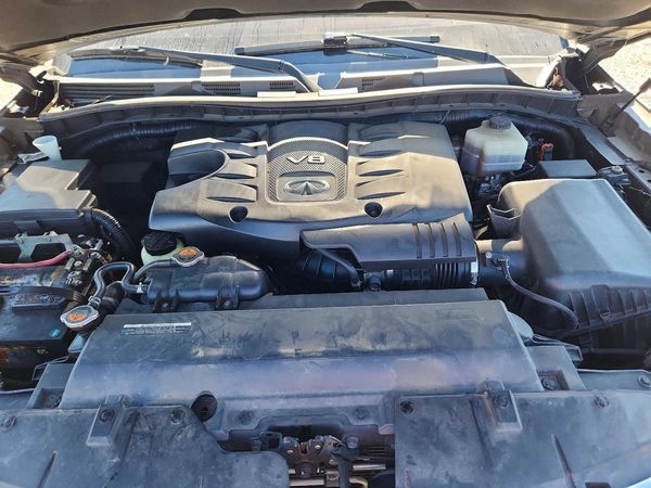2016 INFINITI QX80 — Engine bay