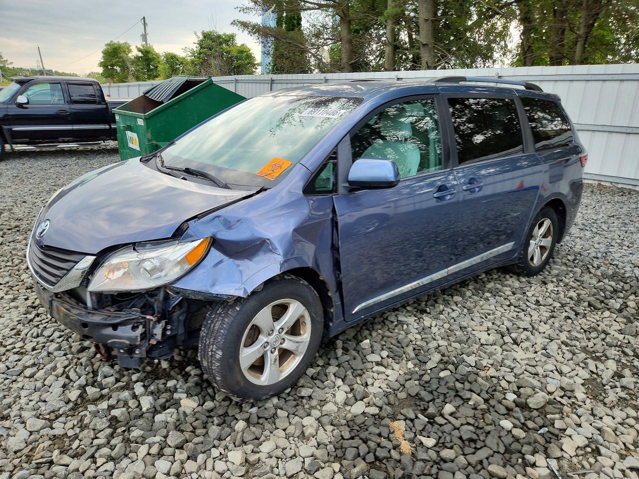 2016 TOYOTA SIENNA — Front 3/4