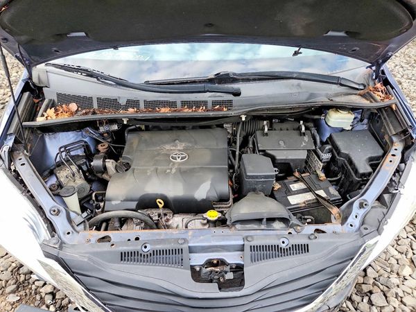 2016 TOYOTA SIENNA — Engine bay
