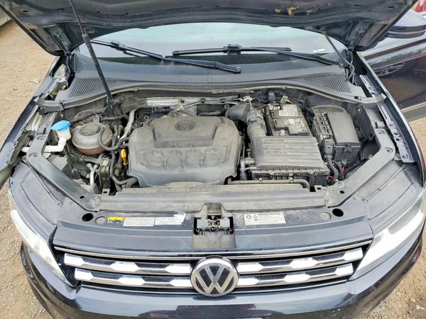 2018 VOLKSWAGEN TIGUAN SE, 4Motion SEL — Engine bay
