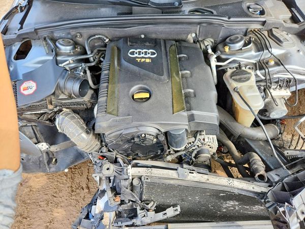 2013 AUDI A4 — Engine bay