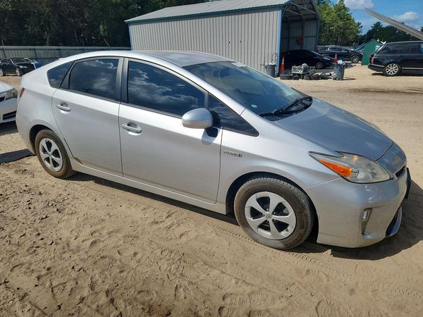 2014 TOYOTA PRIUS — Passenger 3/4