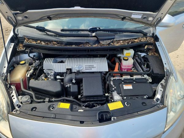2014 TOYOTA PRIUS — Engine bay