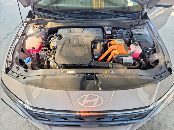 2025 HYUNDAI ELANTRA Limited — Engine bay
