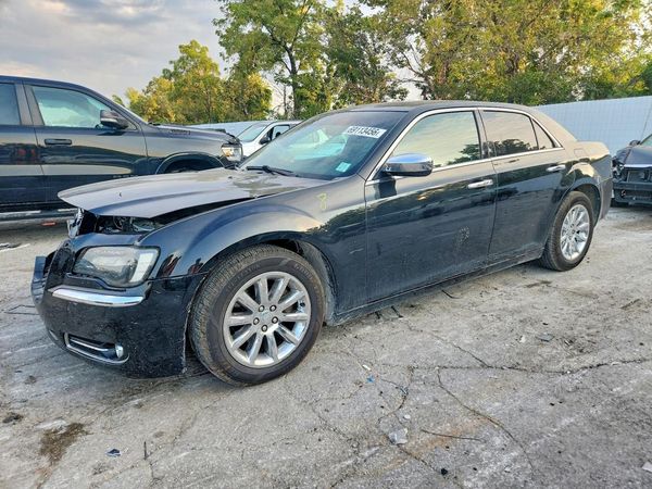 2014 CHRYSLER 300 — Front 3/4