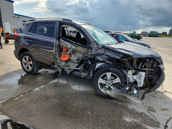 2015 TOYOTA RAV4 — Passenger 3/4