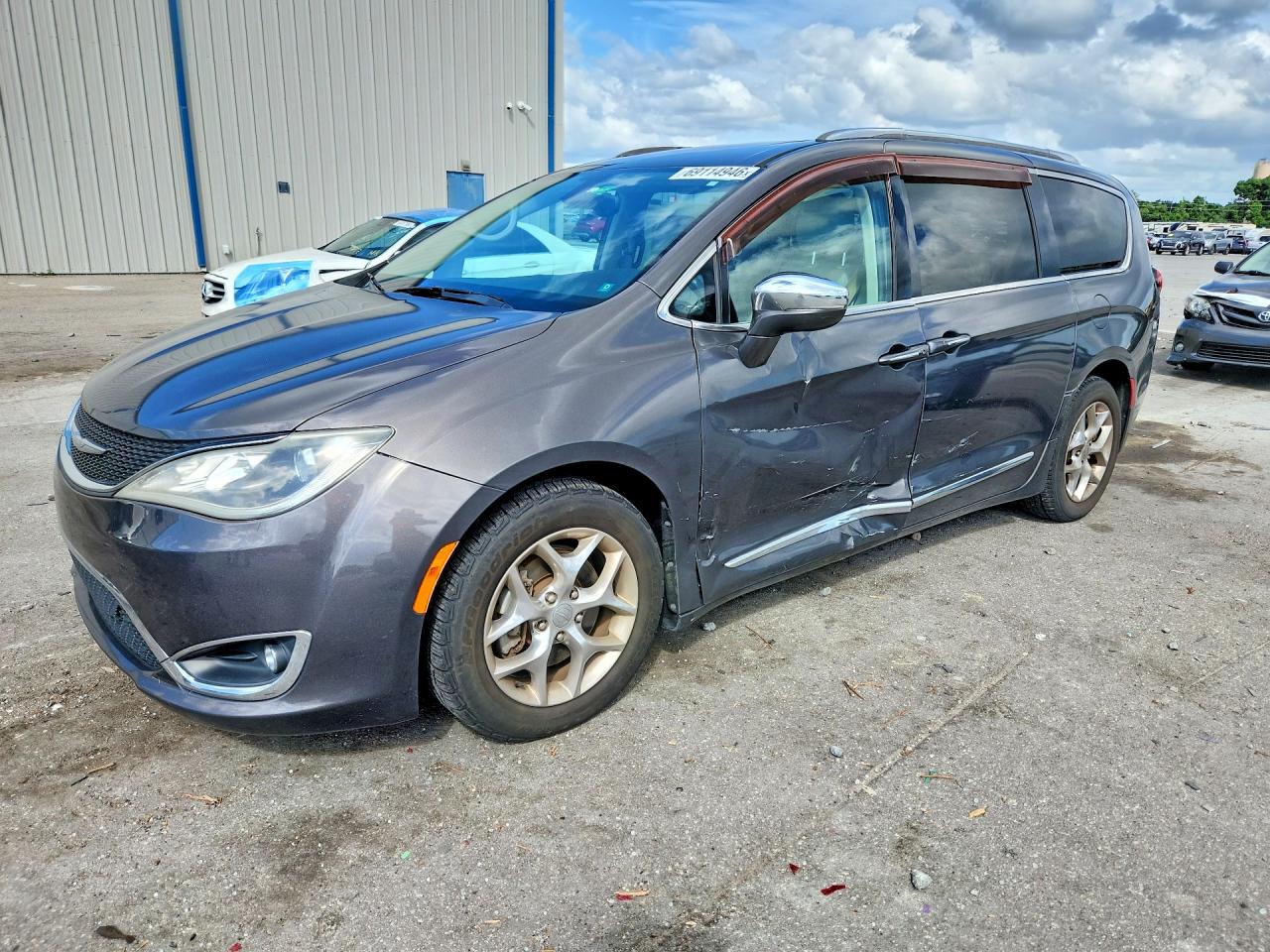 2017 CHRYSLER PACIFICA Limited — Front 3/4