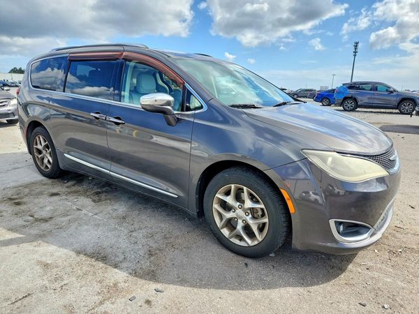 2017 CHRYSLER PACIFICA Limited — Passenger 3/4