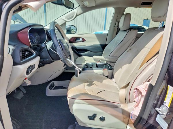 2017 CHRYSLER PACIFICA Limited — DENT
