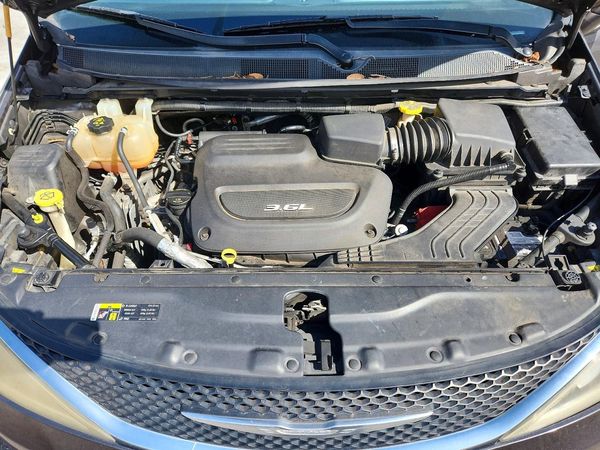2017 CHRYSLER PACIFICA Limited — Engine bay