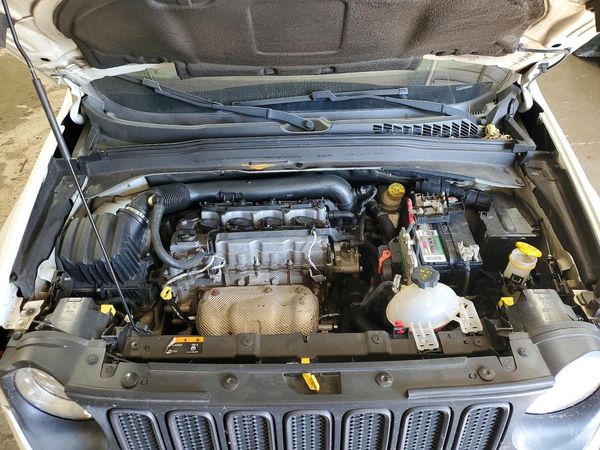 2016 JEEP RENEGADE — Engine bay