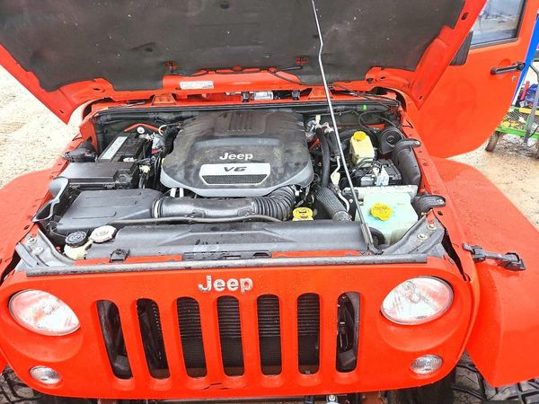 2015 JEEP WRANGLER UNLIMITED Sahara — Engine bay